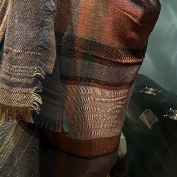 New Three Bird nest Plaid Multicolored Pocket Ruana - Picture 12 of 14